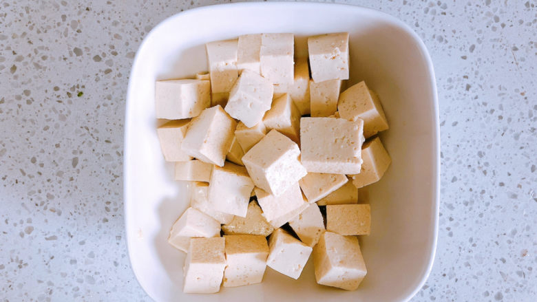 鸭血豆腐,把豆腐切成方块。
