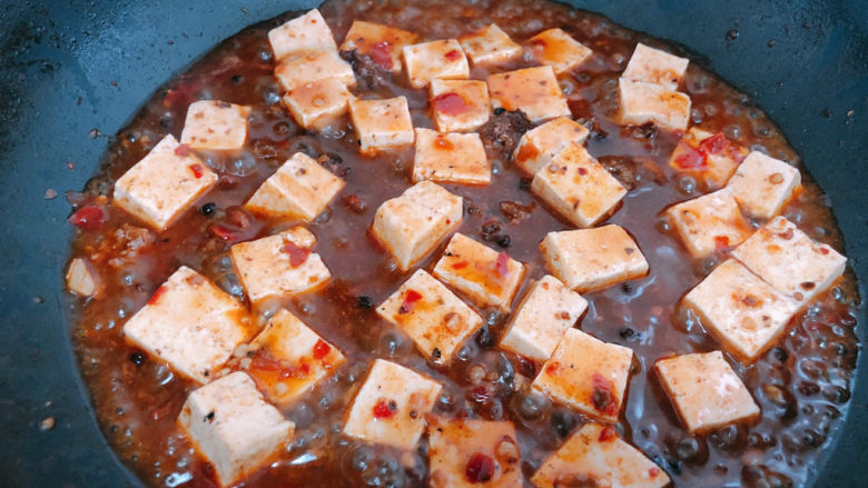 鸭血豆腐,爆香之后，倒入清水加入豆腐。