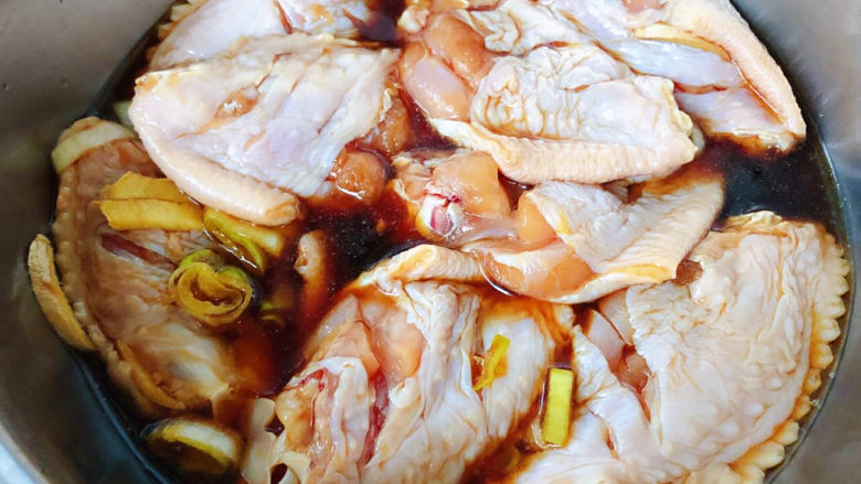 糯米蒸鸡翅,调味料拌匀盖上保鲜膜放入冰箱冷藏六个小时煨制入味