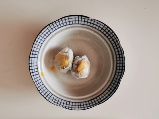 蛋黄焗苦瓜,取出鸭蛋黄
