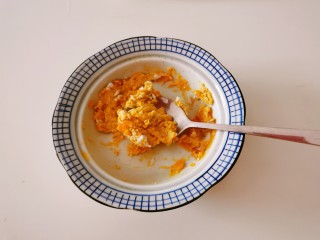 蛋黄焗苦瓜,用勺子碾压成泥

