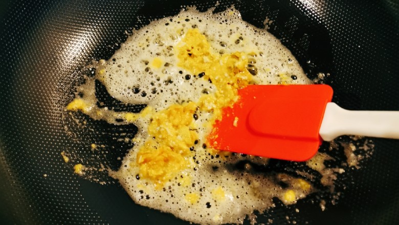 蛋黄焗苦瓜,油热放入鸭蛋黄