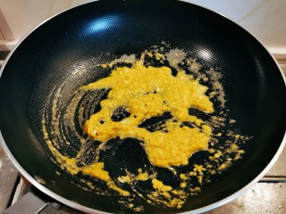 蛋黄焗苦瓜,翻炒