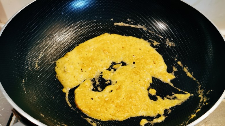 蛋黄焗苦瓜,炒至蛋黄绵密 起泡泡 