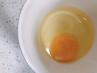 油炸金针菇,准备两个鸡蛋打入碗里。