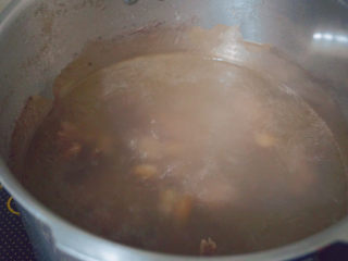花生猪骨汤,煮开后加入少许的盐