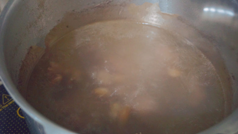 花生猪骨汤,煮开后加入少许的盐