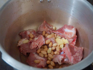 花生猪骨汤,加入少许姜片和泡好的花生
