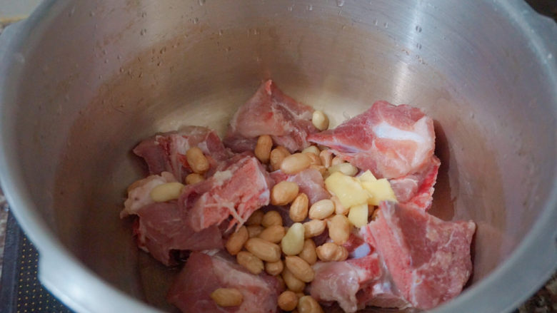 花生猪骨汤,加入少许姜片和泡好的花生