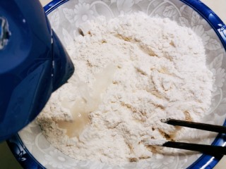 山药红枣糕,放入面粉 白糖和酵母 注入温水