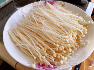 蒜蓉粉丝蒸金针菇,金针蘑菇去掉根部，洗干净并撕开。