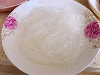蒜蓉粉丝蒸金针菇,换了一个盘子， 因为粉色盘子有点小，这个菜盘子能多装点。