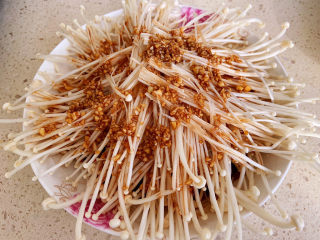 蒜蓉粉丝蒸金针菇,先把粉丝铺在盘子底部，把金针菇沿着盘子摆一圈，也可以竖直摆一排，怎么摆都行。