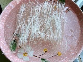 蒜蓉粉丝蒸金针菇,粉丝要提前用水浸泡至软。