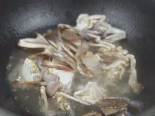 香辣梭子蟹,煎蟹的时候油可以多一些，然后一定油烧热以后再下螃蟹煎，煎的时候切面先煎到焦黄才行