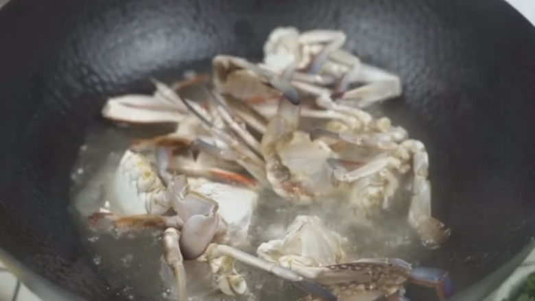 香辣梭子蟹,煎蟹的时候油可以多一些，然后一定油烧热以后再下螃蟹煎，煎的时候切面先煎到焦黄才行