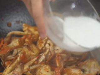 香辣梭子蟹,最后调入一点淀粉勾芡，稍微煮一会，让螃蟹充分吸收汤汁