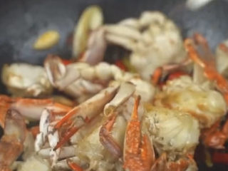 香辣梭子蟹,煎好的螃蟹不要过多的翻动，避免肉掉掉