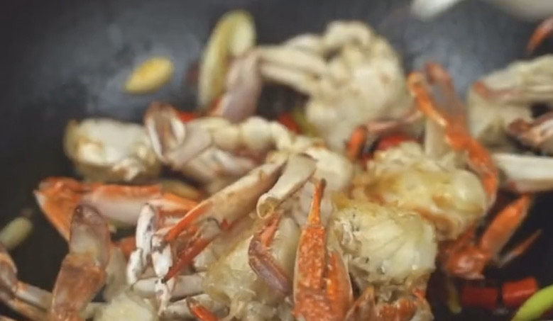 香辣梭子蟹,煎好的螃蟹不要过多的翻动，避免肉掉掉