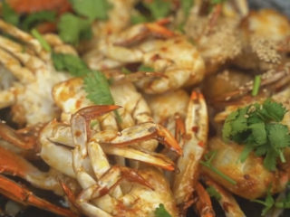 香辣梭子蟹,最后翻炒大火收一下汁，来点香菜和白芝麻，就可以完美出锅了