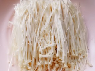 蒜蓉粉丝蒸金针菇,准备适量金针菇洗净备用