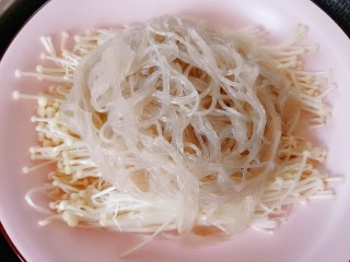 蒜蓉粉丝蒸金针菇,将金针菇摆在盘底 ，上面放粉丝