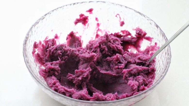 紫薯芝麻饼,取出蒸好的紫薯碾压成<a style='color:red;display:inline-block;' href='/shicai/ 211531'>紫薯泥</a>，如果太干可以加入适量牛奶调和。