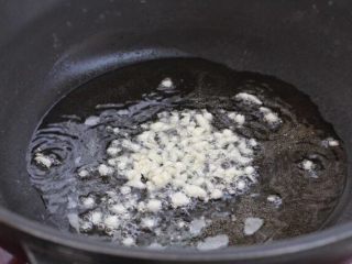 苦瓜炒虾仁,锅中倒适量食用油烧至五成热，放入蒜末小火炒出香味儿。
