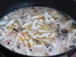 虾仁豆腐羹,然后放入蟹味菇、白玉菇和冷冻蔬菜，大约煮2-3分钟。