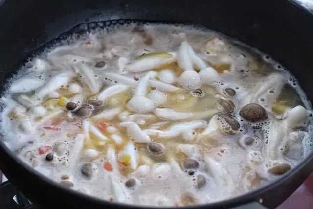 虾仁豆腐羹,然后放入蟹味菇、白玉菇和冷冻蔬菜，大约煮2-3分钟。
