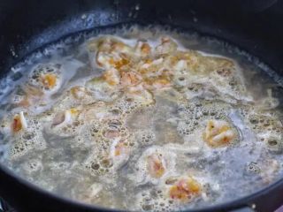 虾仁豆腐羹,添入约400毫升清水，改大火煮至沸腾状态。
