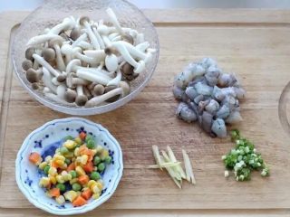 虾仁豆腐羹,蟹味菇、白玉菇去掉根部洗净，大虾剥掉虾壳处理干净切丁状，切姜丝和葱花备用。