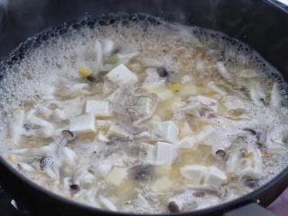 虾仁豆腐羹,再将内脂豆腐放入锅中，调入胡椒粉和少许盐，轻轻晃动锅使豆腐与调味料混合均匀。