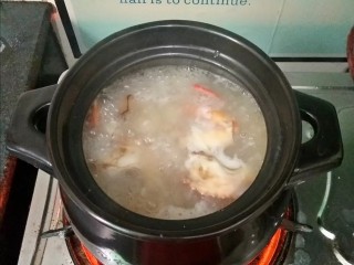 味美螃蟹粥,中小火慢慢煮至8-9分熟时，关火