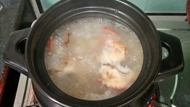 味美螃蟹粥,中小火慢慢煮至8-9分熟时，关火