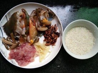 味美螃蟹粥,螃蟹切块，肉，香菇切片，姜切丝，大米淘洗干净