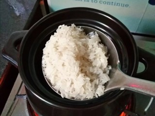 味美螃蟹粥,大米也一同下锅煮至