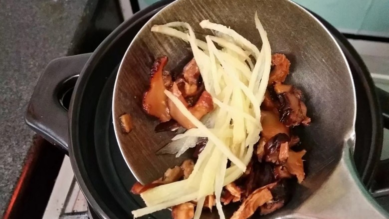 味美螃蟹粥,姜丝，香菇放入锅中