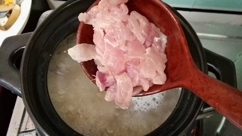 味美螃蟹粥,煮至一会儿后放入肉片