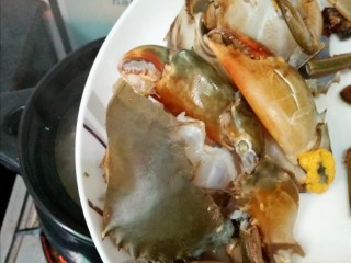 味美螃蟹粥,处理好的螃蟹
