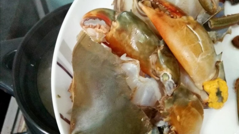 味美螃蟹粥,处理好的螃蟹