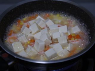 虾仁豆腐羹,加入豆腐，大火焖煮约5分钟