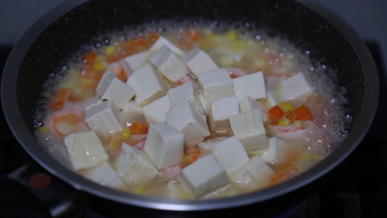 虾仁豆腐羹,加入豆腐，大火焖煮约5分钟
