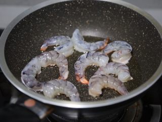 虾仁豆腐羹,锅里倒入少许油，放虾仁煎制
