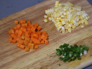 虾仁豆腐羹,胡萝卜切小丁，玉米剥粒，葱切成末