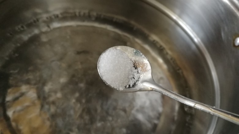 苦瓜炒虾仁,水开放入半小勺盐，几滴油。