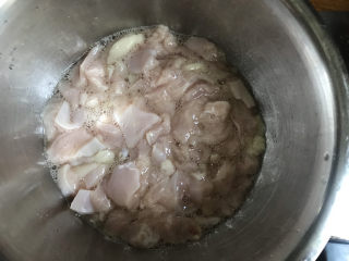 毛豆炒鸡丁,抓拌均匀腌制半小时