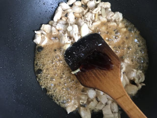 毛豆炒鸡丁,加入适量的蚝油
