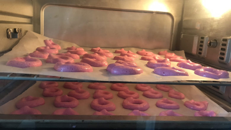 宝宝火龙果甜甜圈🍩,送入预热好的烤箱上下火100度烤50分钟