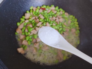 毛豆炒鸡丁,待锅内汤汁差不多收紧，加一小勺细盐